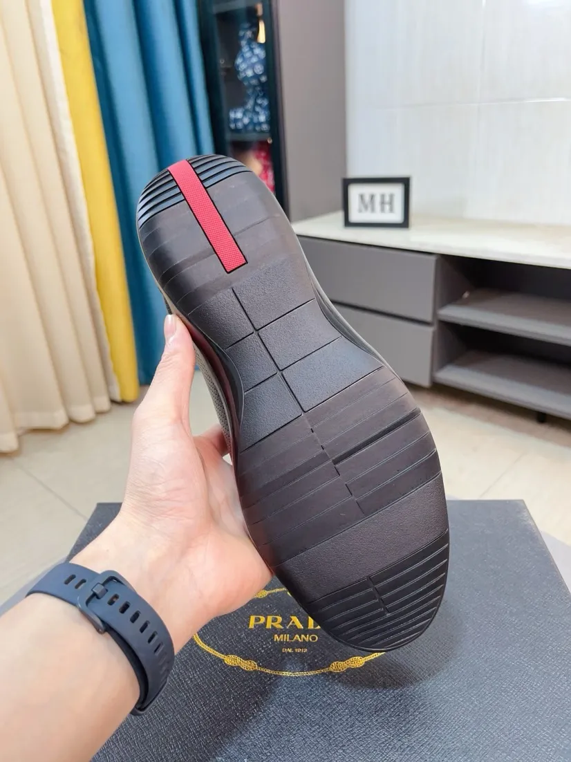 Men's shoes 💰560🌹🌹 High-quality new men's shoes 💰prada (Prada) counters are on the market at the same time. The new men's shoes and 😘fabrics are selected from imported mesh and glue-spraying technology. Imported cowhide lining. 👍🏿High-end☄️Open-molded non-slip rubber outsole, exquisite lines, simple and elegant, comfortable and high-end for leisure travel. Code number: 38 to 44